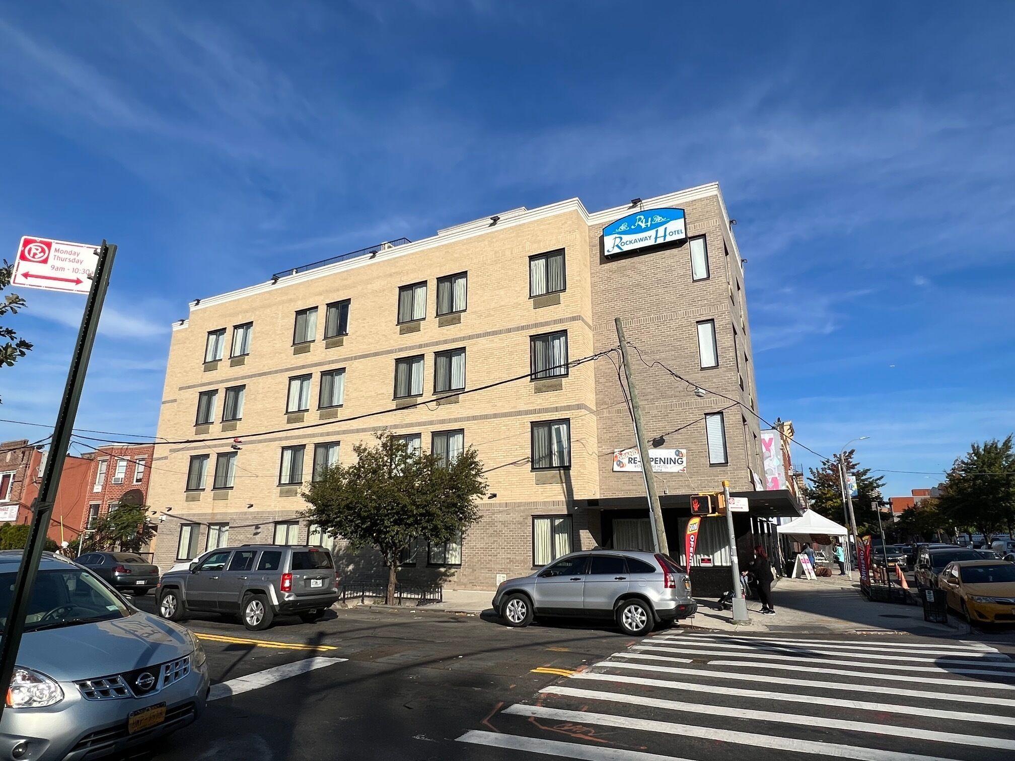 Staying Near Brooklyn Bridge: 9 Budget Hotels Compared