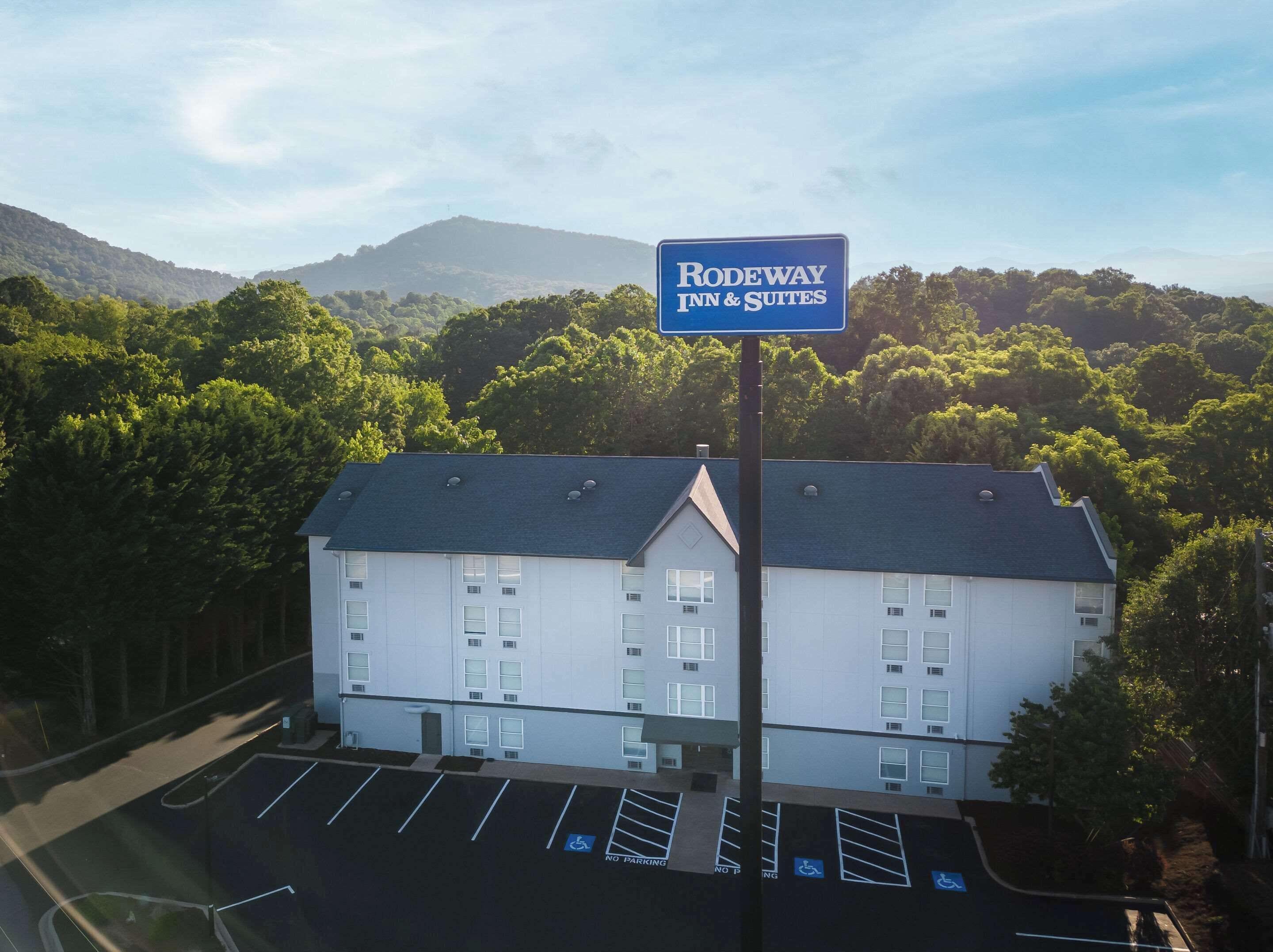 Staying Near The Orange Peel: 8 Budget Hotels Compared