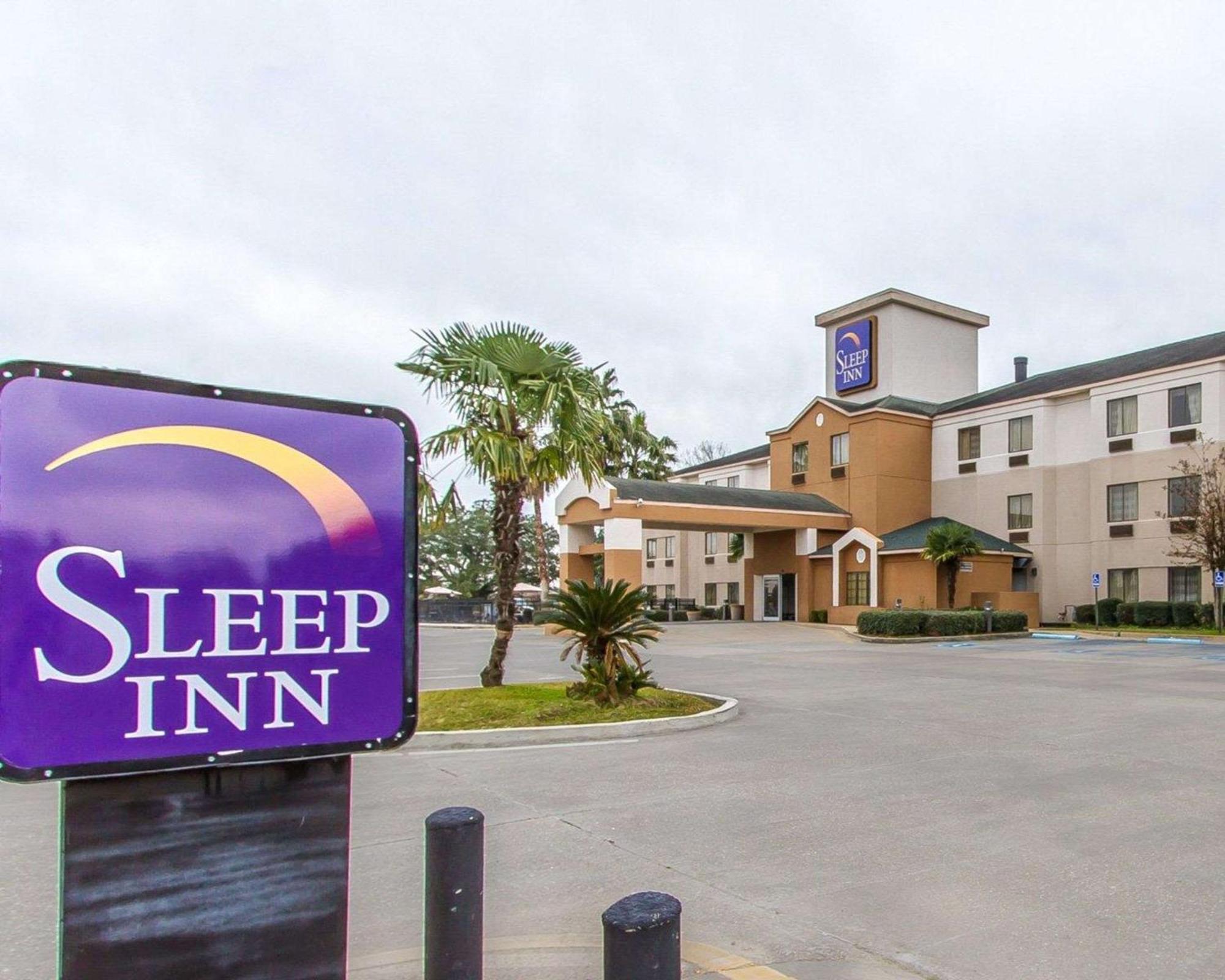 Staying Near Alexandre Mouton House: 5 Airport Hotels Compared