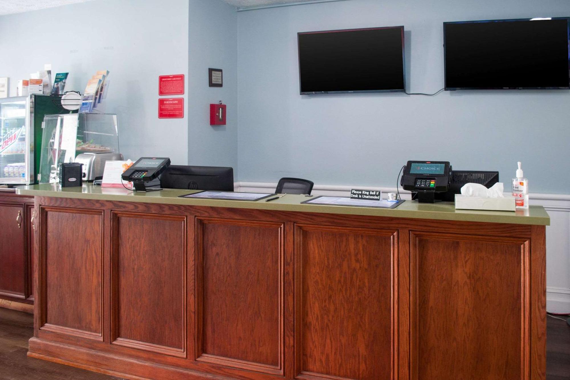Where to Stay Near Eleutheros Cooke House and Garden: 5 Budget Hotels