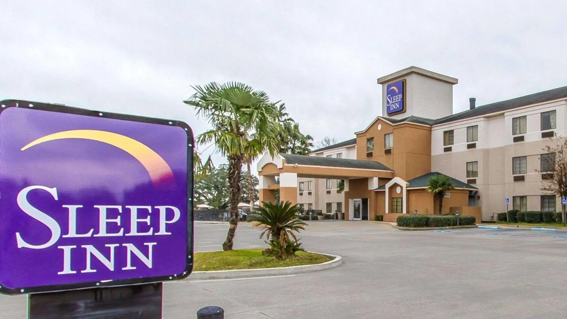 Staying Near Alexandre Mouton House: 5 Airport Hotels Compared