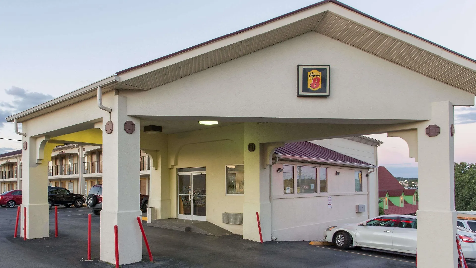 Where to Stay Near Seven Oaks Park: 6 Airport Hotels Reviewed